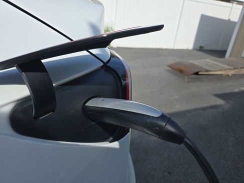 Used 2023 Tesla Model Y AWD image 28