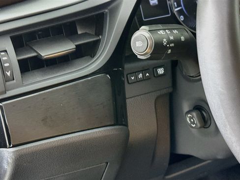 Used 2025 Lexus ES 350 w/ Premium Package FWD image 10