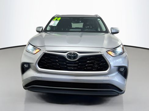 Used 2024 Toyota Highlander XLE FWD image 11