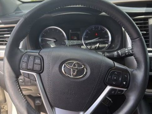 Used 2019 Toyota Highlander Limited Platinum AWD/4WD image 3