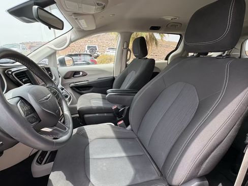 Used 2023 Chrysler Voyager LX FWD image 9