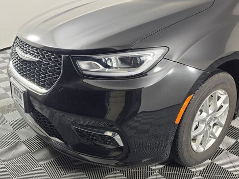 Used 2024 Chrysler Pacifica Touring-L image 10