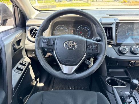 Used 2018 Toyota RAV4 LE w/ Carpet Mat Package AWD/4WD image 18