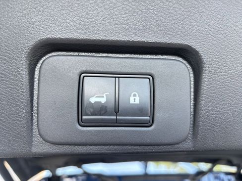 Used 2025 Nissan Rogue SV AWD/4WD image 23