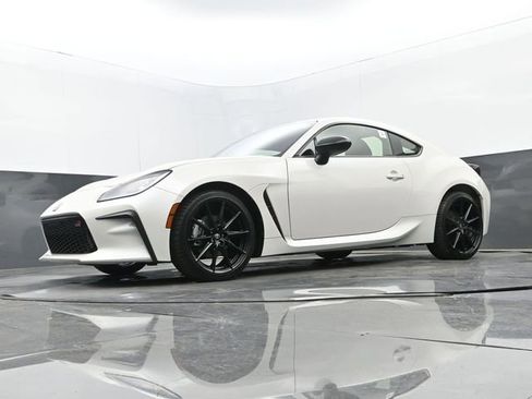 Used 2024 Toyota GR86 Premium RWD image 23