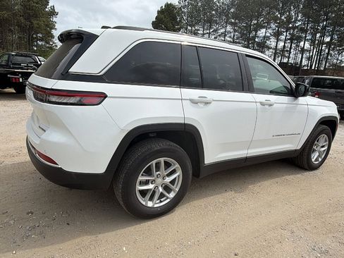 Used 2023 Jeep Grand Cherokee Laredo w/ Trailer Tow Prep Group (B) AWD/4WD image 8