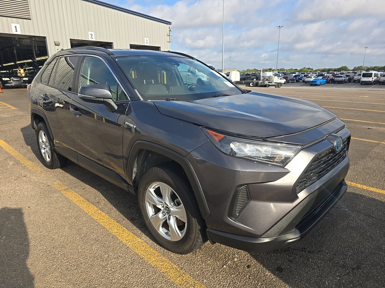 Used 2019 Toyota RAV4 LE AWD/4WD image 4