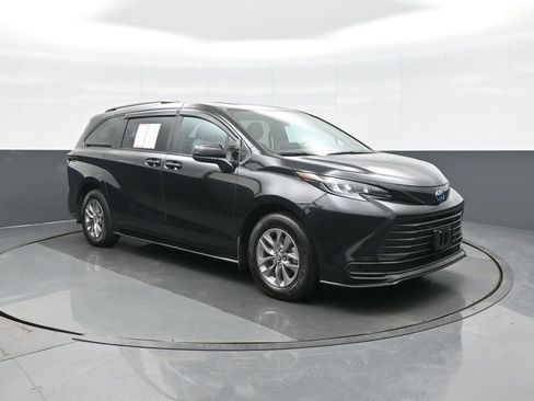 Certified 2025 Toyota Sienna LE w/ LE Plus Package image 1