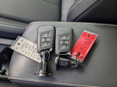 Used 2024 Volkswagen Tiguan SE w/ Panoramic Sunroof Package image 39