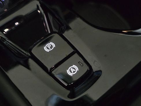 Certified 2024 Volvo XC40 B5 Plus w/ Protection Package Premier image 31