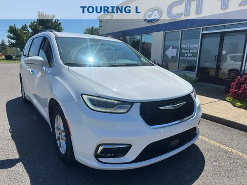 Used 2022 Chrysler Pacifica Touring-L FWD image 2