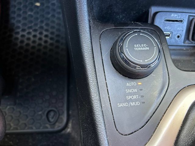Used 2016 Jeep Cherokee Latitude w/ Cold Weather Group AWD/4WD image 22