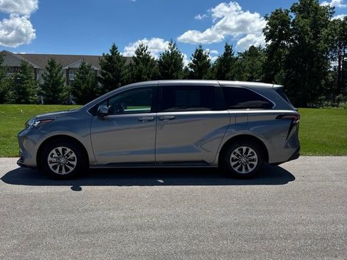 Used 2026 Toyota Sienna LE FWD image 1