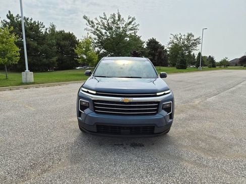 Used 2024 Chevrolet Traverse LT FWD image 3