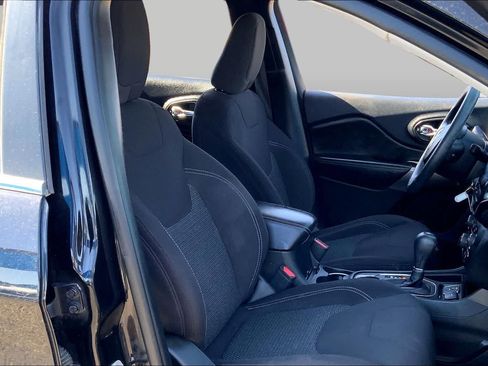 Used 2019 Jeep Cherokee Latitude w/ Popular Appearance Group FWD image 9
