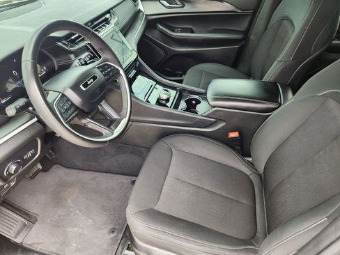 Used 2025 Jeep Grand Cherokee Laredo X RWD image 13