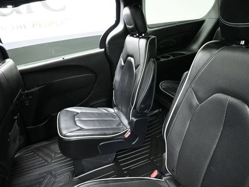 Used 2019 Chrysler Pacifica Limited w/ S Appearance Package FWD image 15
