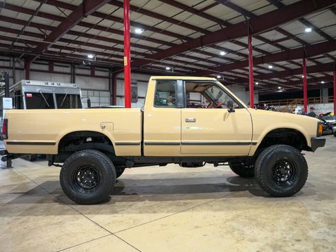 Used 1986 Nissan Pickup 4x4 King Cab image 10