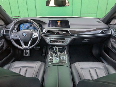 Used 2018 BMW 740i image 18