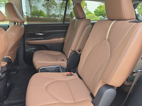 Used 2026 Toyota Grand Highlander Platinum AWD/4WD image 15