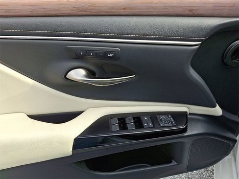 Used 2024 Lexus ES 250 w/ Premium Package image 12