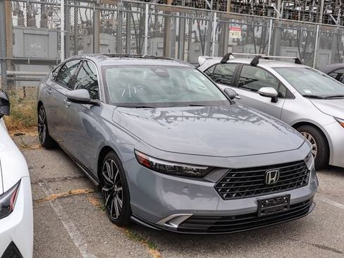 Used 2023 Honda Accord Touring image 2