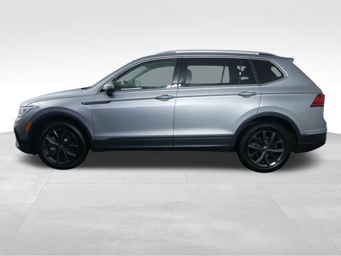 Used 2023 Volkswagen Tiguan SE w/ Panoramic Sunroof Package AWD/4WD image 6