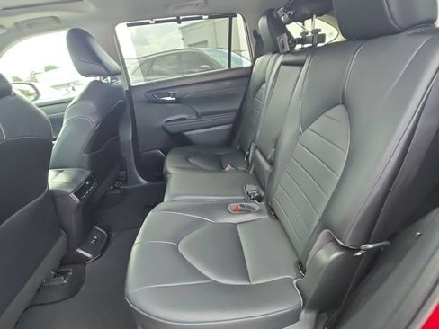 Used 2021 Toyota Highlander XLE FWD image 6