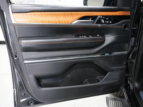 Used 2022 Jeep Grand Wagoneer Series III w/ Rear Seat Video Group 1 AWD/4WD image 18