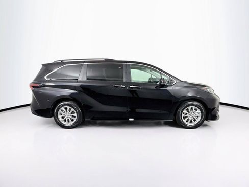 Certified 2026 Toyota Sienna XLE FWD image 11