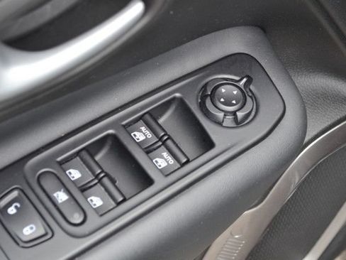 Used 2023 Jeep Renegade Latitude AWD/4WD image 16