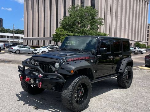 Used 2018 Jeep Wrangler Unlimited Rubicon w/ Connectivity Group AWD/4WD image 1