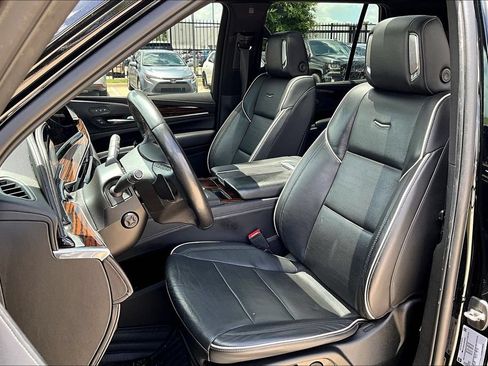 Used 2022 Cadillac Escalade Premium Luxury w/ Performance Package AWD/4WD image 31