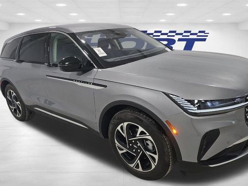 Used 2025 Lincoln Nautilus Premier image 3