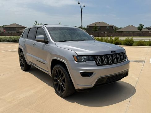 Used 2020 Jeep Grand Cherokee Altitude AWD/4WD image 3