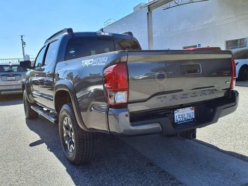 Used 2017 Toyota Tacoma TRD Off-Road AWD/4WD image 3