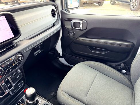 Used 2024 Jeep Wrangler Unlimited Sahara image 33