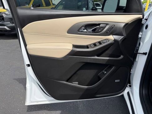Certified 2022 Chevrolet Traverse Premier FWD image 14