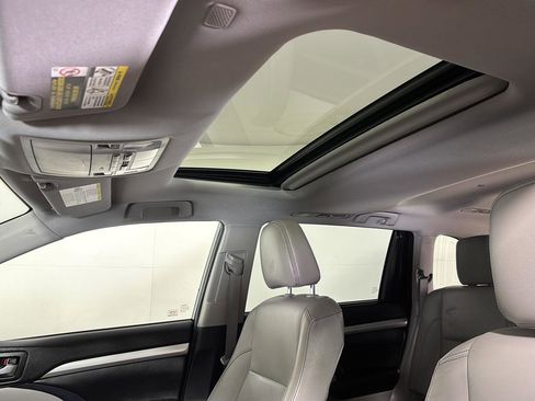 Used 2019 Toyota Highlander XLE AWD/4WD image 40