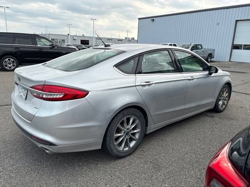 Used 2017 Ford Fusion SE FWD image 8