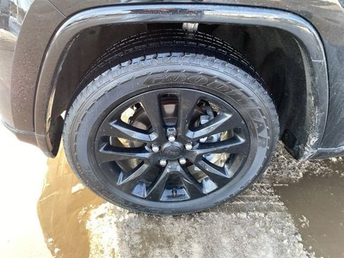 Used 2019 Jeep Grand Cherokee Altitude image 12