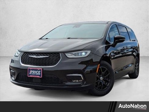 Used 2024 Chrysler Pacifica Touring-L image 1