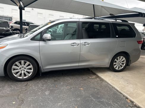 Used 2017 Toyota Sienna Limited image 2