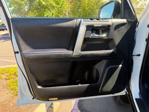 Used 2022 Toyota 4Runner SR5 AWD/4WD image 11