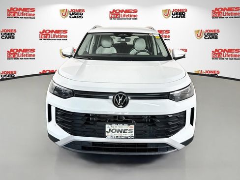 Used 2025 Volkswagen Tiguan SE AWD/4WD image 11