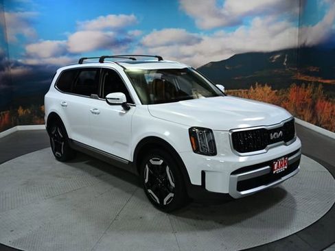 Used 2025 Kia Telluride EX w/ EX Captain's Chair Package image 2