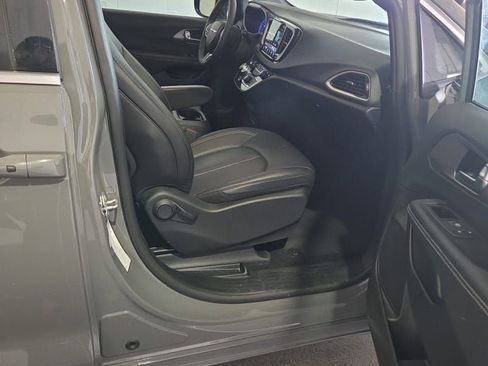 Used 2025 Chrysler Pacifica Select FWD image 8