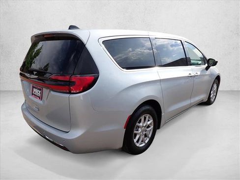 Used 2024 Chrysler Pacifica Touring-L FWD image 4