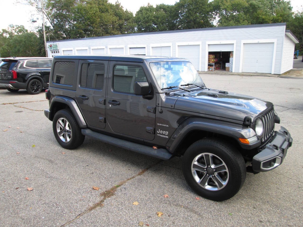 Used 2018 Jeep Wrangler Unlimited Sahara w/ Dual Top Group AWD/4WD image 4