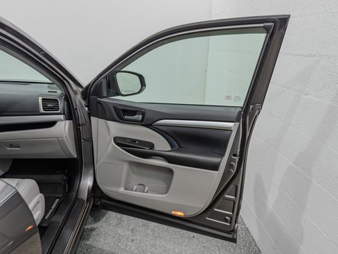 Used 2019 Toyota Highlander XLE AWD/4WD image 26